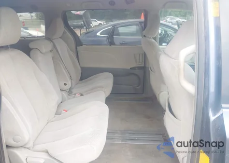 2013 Toyota Sienna Le V6 8 Passenger z USA, uszkodzony, nr VIN 5TDKK3DC0DS340583